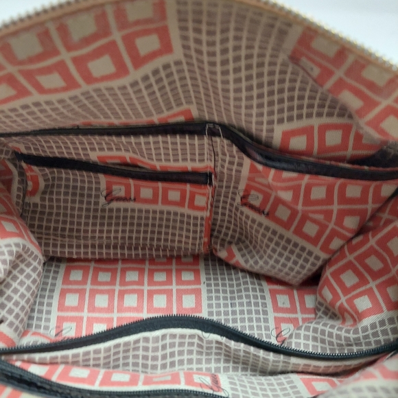 Guess purse - Picture 8 of 16